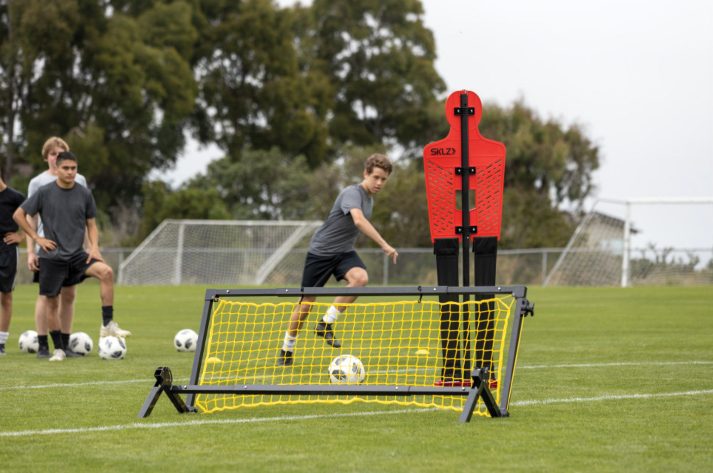 NB! LEVERES KUN TIL POSTNR. 1000-2970. SKLZ rebounder New-station Soccer Trainer Pro.
