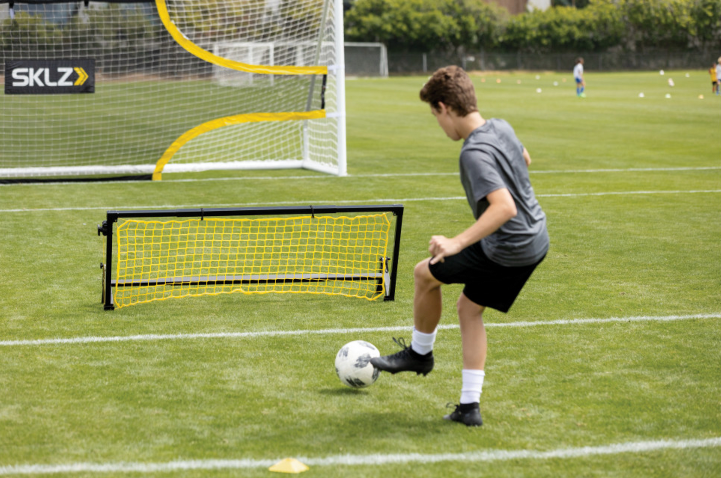 NB! LEVERES KUN TIL POSTNR. 1000-2970. SKLZ rebounder New-station Soccer Trainer Pro.