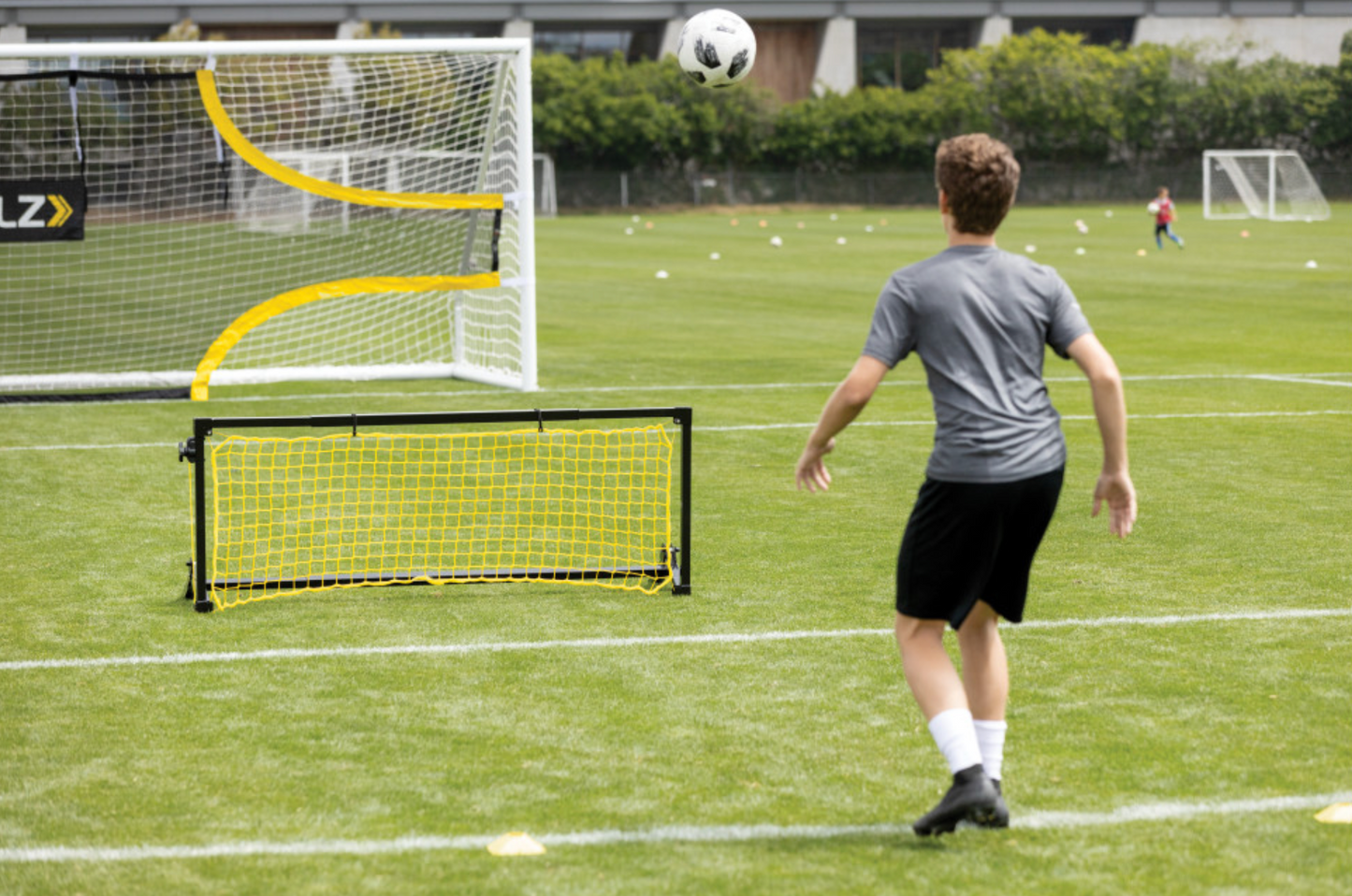 NB! LEVERES KUN TIL POSTNR. 1000-2970. SKLZ rebounder New-station Soccer Trainer Pro.